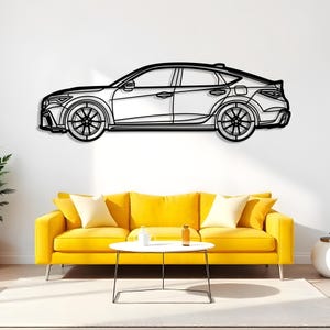 Puede incluir: Arte de pared de metal negro que representa un perfil lateral de un coche moderno. El coche presenta diseños de ruedas detallados y una carrocería aerodinámica. La obra de arte está montada en una pared blanca sobre un sofá amarillo.