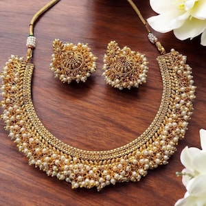 Romikas Antike Gold Halskette mit Perlen und Jhumka / Gold Choker Halskette / Guttapusalu Halskette / Tempel Schmuck / Südindischer Schmuck / Geschenk /