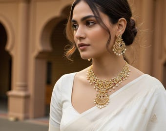 Gouden ketting bezet met zirkonia, robijn, smaragd en parels.