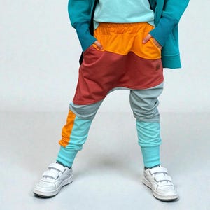 Baggy patchwork kinderbroek – oranje, terracotta en turkoois, handgemaakte katoenen zero waste-broek