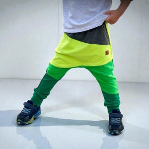 Pantaloni larghi patchwork per bambini – Verde e grafite, pantaloni in cotone a zero sprechi fatti a mano