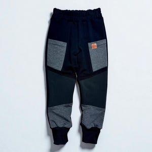 Czarne spodnie dresowe dla dzieci z miękkimi kolanami – wytrzymałe spodnie do zabawy bez odpadów, wzmocnione kolana