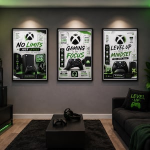 Puede incluir: Tres pósteres de pared enmarcados con el logotipo de Xbox y textos temáticos de juegos que incluyen No Limits Just Levels, Gaming Is My Focus y Level Up Your Mindset, exhibidos en una habitación con iluminación de neón verde y sofá negro.