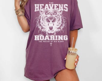 Camisas cristianas boho Los cielos están rugiendo Camisetas cristianas Camisa con versículo bíblico Camisetas cristianas de moda Ropa de Jesús Camisa basada en la fe