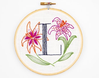 L est pour Lily, Kit de broderie florale monogramme - cadeau personnalisé, bricolage