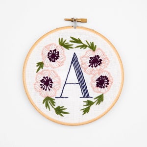 A wie Anemone, Blumenmonogramm Stickerei Kit - personalisiertes Geschenk, DIY
