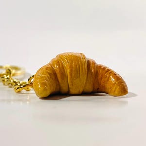 Chaveiro em miniatura de croissant, pingente de comida em miniatura