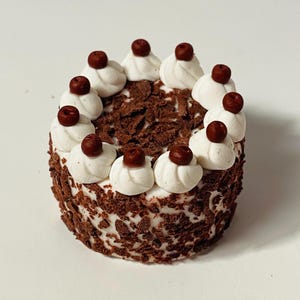 Tarta Selva Negra clásica, imán de tarta de kirsch de Schwarzwälder, decoración de mini tarta de chocolate y cerezas para nevera