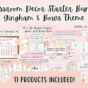Könnte beinhalten: Ein Classroom Decor Starter Bundle im Gingham- und Schleifen-Thema. Das Bundle enthält 11 Produkte, wie z. B. einen Kalendersatz, Alphabet-Poster, Formenposter, Namensschilder und ein Geburtstagsbrett. Die Produkte haben ein pinkfarbenes und weißes Gingham-Muster mit Schleifen.