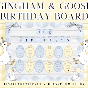 Peut inclure: Un tableau d'anniversaire fantaisiste avec le texte "GINGHAM & GOOSE BIRTHDAY BOARD". Le design présente des oies de dessins animés tenant des ballons, une bannière avec "OUR BIRTHDAYS" et des étiquettes de mois ovales. Le fond a un motif vichy.