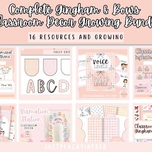 Könnte beinhalten: Ein Klassenzimmer-Dekor-Paket mit rosa und weißen Karomustern und Schleifen. Das Paket enthält Ressourcen für Klassenzimmeraufgaben, Lautstärkenstufen, Entlassung und mehr. Der Text "Complete Gingham & Bows Classroom Decor Growing Bundle" befindet sich oben im Bild. Der Text "16 Resources and Growing" befindet sich unter dem Titel.