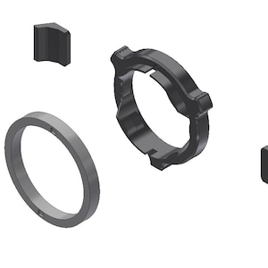 Puede incluir: Un conjunto de cuatro piezas de plástico negro para una bicicleta. Las piezas incluyen un anillo, un anillo pequeño y dos piezas curvas.