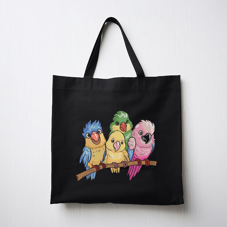 Peut inclure: Sac fourre-tout noir avec un motif brod&eacute; de quatre perroquets color&eacute;s perch&eacute;s sur une branche. Les perroquets sont bleus, verts, jaunes et roses.