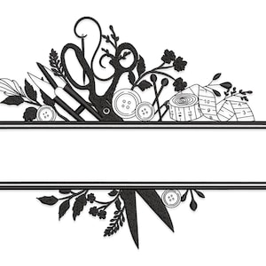 Peut inclure: Motif de broderie noir et blanc avec des outils de couture et des éléments floraux. Le motif comprend des ciseaux, des aiguilles, des boutons, un mètre ruban et des feuilles, disposés au-dessus et en dessous d'un espace vide pour le texte.