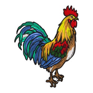 Könnte beinhalten: Gestickter Hahn mit rotem Kamm und Kehllappen, gelben und orangen Federn und blau-grünem Schwanz. Der Hahn steht auf braunen Beinen vor weißem Hintergrund.