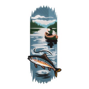 Könnte beinhalten: Gesticktes Design mit einer Seeszene mit einer Person in einem Kanu, einem Fisch und einem Waldhintergrund. Der Fisch ist blau, orange und gelb. Das Kanu ist braun und grün. Der Hintergrund ist blau und grün.