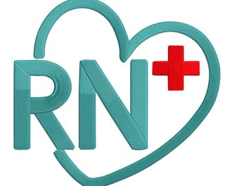 Puede incluir: Un diseño bordado en color turquesa con las letras "RN" dentro de una forma de corazón, con un símbolo de cruz roja. El diseño está sobre un fondo blanco. Las letras y el corazón están delineados con una puntada gruesa.