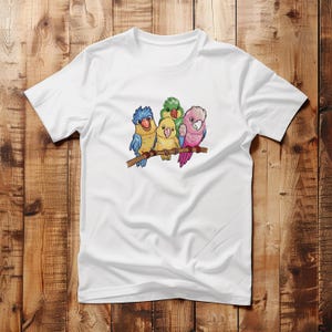 Peut inclure: T-shirt blanc avec un motif de quatre perroquets color&eacute;s perch&eacute;s sur une branche.