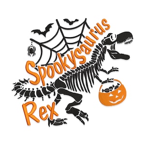 Pode incluir: Gráfico com tema de Halloween com um esqueleto de dinossauro segurando um balde de doces em forma de abóbora. O texto "Spookysaurus Rex" é laranja. O design inclui uma aranha, morcegos e uma teia de aranha.