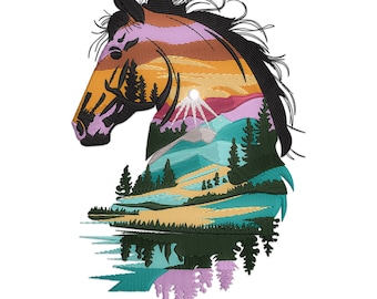Peut inclure: Une silhouette de tête de cheval avec un paysage de montagne coloré à l'intérieur. La crinière du cheval est noire et le paysage présente un coucher de soleil aux teintes violettes, orange et bleues.