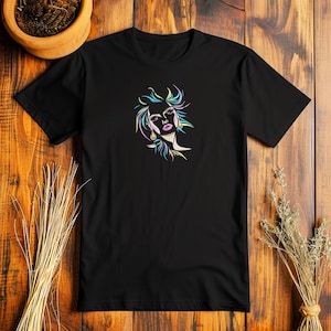 Puede incluir: Camiseta negra con un dise&ntilde;o de arte de l&iacute;nea de colores de la cara de una mujer.