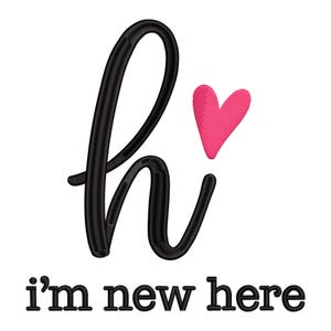 Peut inclure: Une broderie noire en forme de lettre "h" avec un cœur rose et la phrase "i'm new here" en texte noir. Le design est sur fond blanc. Le cœur est de couleur rose uni.