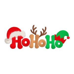 Può includere: Un ricamo festivo con la scritta "HO HO HO" e elementi natalizi. Le lettere sono rosse, marroni e verdi, con un cappello da Babbo Natale, corna di renna e un cappello da elfo. Il design è su sfondo bianco.
