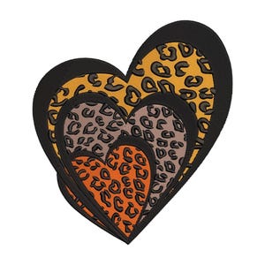 Peut inclure: Trois cœurs superposés avec un contour noir. Les cœurs sont remplis d'un motif léopard dans des tons d'orange, de brun et de jaune.