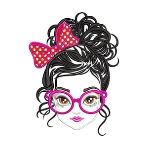 Puede incluir: Diseño bordado de una niña con cabello negro, usando gafas rosas y un lazo rojo con lunares blancos.