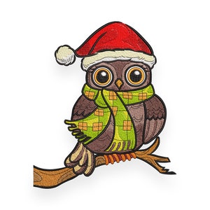 Könnte beinhalten: Eine braune Eule mit einem roten Weihnachtsmann-Hut und einem grün-gelben Schal, die auf einem Ast sitzt.