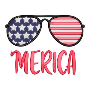 Könnte beinhalten: Eine Sonnenbrille mit amerikanischem Flaggenmuster. Die Gläser sind rot, weiß und blau, und das Wort "MERICA" ist in Pink unter der Sonnenbrille geschrieben.