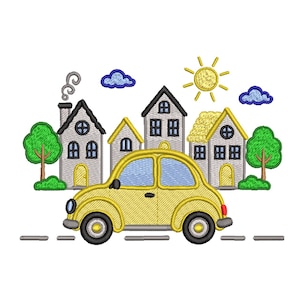 Op de afbeelding: Een borduurontwerp met een gele auto die op een weg voor een buurtscène rijdt. De achtergrond bevat drie huizen met grijze muren, gele deuren en ramen, twee groene bomen, twee blauwe wolken en een gele zon.