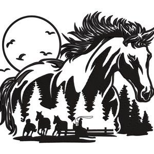 Op de afbeelding: Zwart-wit geborduurd ontwerp met een paardenkop, een volle maan en een boslandschap. Het ontwerp bevat silhouetten van bomen, vogels en een cowboy die een paard vangt. Het algemene thema is een Western- of paardensportmotief.