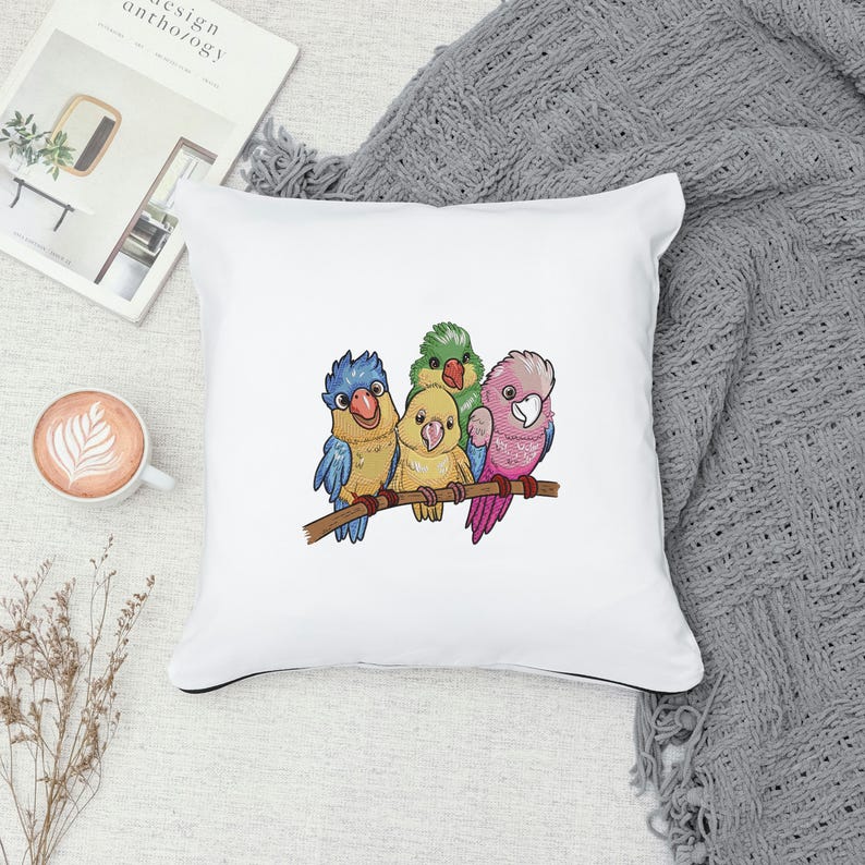 Peut inclure: Un coussin blanc avec un motif brod&eacute; de quatre oiseaux color&eacute;s perch&eacute;s sur une branche. Les oiseaux sont bleus, verts, jaunes et roses.