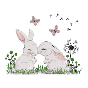 以下が含まれることがあります： ピンクの耳を持つ白いウサギ2匹が、緑の草とピンクの花の畑でキスをしています。背景にはピンクの蝶とタンポポもあります。