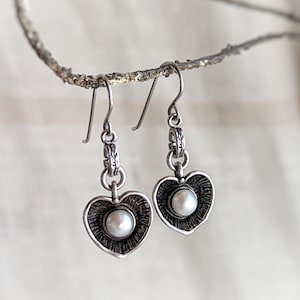 Pendientes de plata de ley colgantes con forma de corazón de perlas de agua dulce ISRAEL 925 firmados artesanalmente Gancho perforado Sello de diseñador Pátina de óxido negro imagen 1