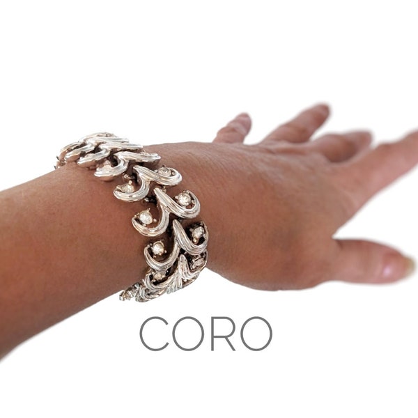 Vaste bracelet à maillons articulés en strass argenté signé « CORO » du début des années 50 - Bijoux fantaisie Mid-Century