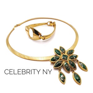 3-teiliges SET - 60er Jahre Green Matrix Brosche/Anhänger mit goldfarbener Kette & goldfarbenem Modernist Armband