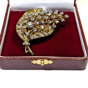 Sprankelen in overvloed! Vintage bloemen spray witte kristallen broche - strass/goudkleurige statement broche - Hollywood jaren 50 glamour