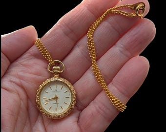 Reloj colgante Ginza Tenshodo Avenir firmado / Caja de oro grabada de estilo victoriano / Cadena Nakagawa Curb de 19" / Cuarzo japonés impecable