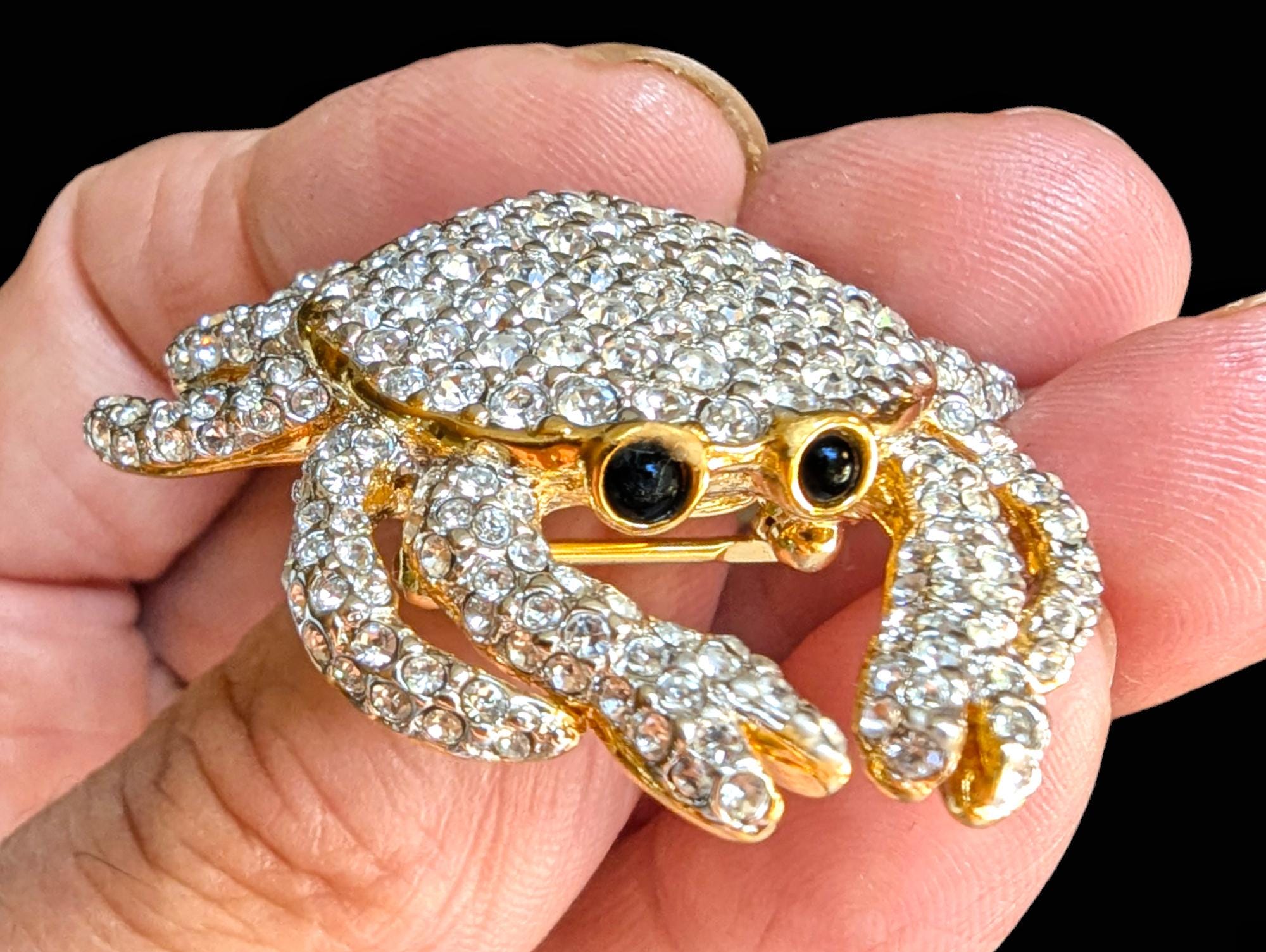 スワロフスキークリスタルカニブローチ：22Kゴールドメッキパヴェピン