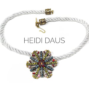 Vintage gesigneerde Heidi Daus Swarovski kristal SNEEUWVLOK broche antieke goudtoon en metallic zilver gedraaid koord logo ketting - vakantiesieraden