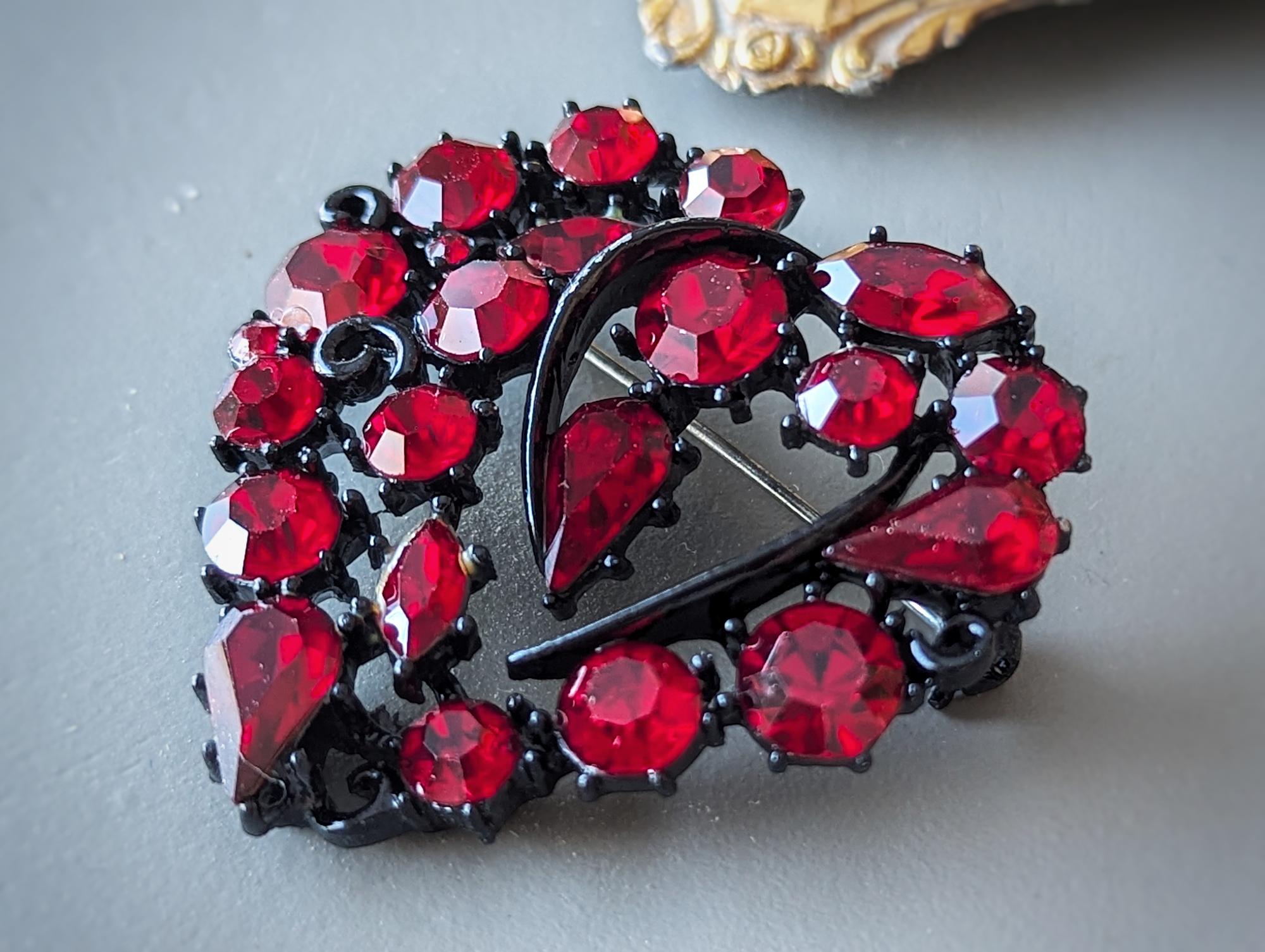 【現品限り一斉値下げ！】 Vintage Brooch Heart Crystal Rhinestone RED Japanned LISNER アイドル