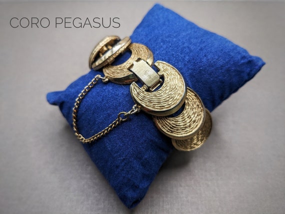 VINTAGE 50S CORO PEGASUS Rich Gold Tone Textured … - image 8