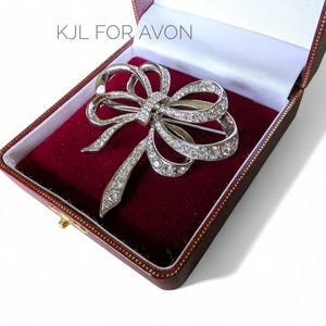 2001 KJL para Avon - Broche-pin con lazo de cinta de cristal Swarovski 3D vintage - Kenneth Jay Lane ¡Objeto de colección impecable!