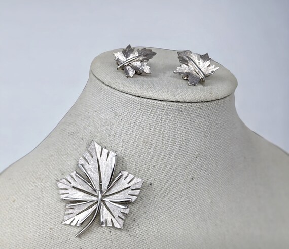 1960 MCM Trifari Matte Silver Maple Leaf Brooch &… - image 9