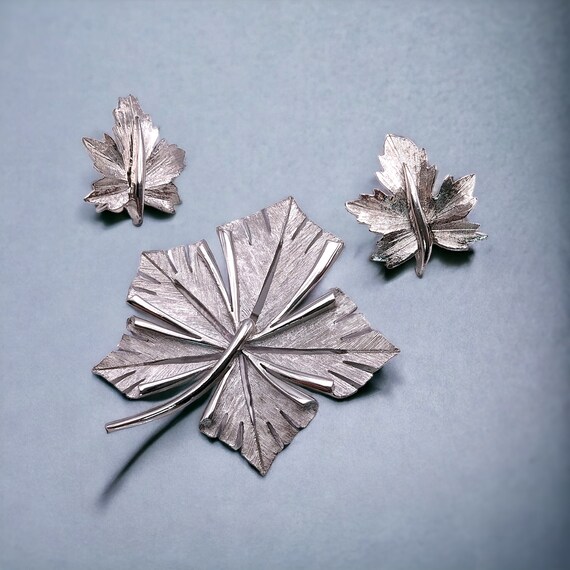 1960 MCM Trifari Matte Silver Maple Leaf Brooch &… - image 10