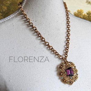 60年代 FLORENZA エトルリア ブローチ/ペンダント - 24K ゴールドプレート、アメジスト ガラス カボション付き + アンティーク テクスチャ ゴールド メッキ 真鍮 チャンキー ケーブル チェーン