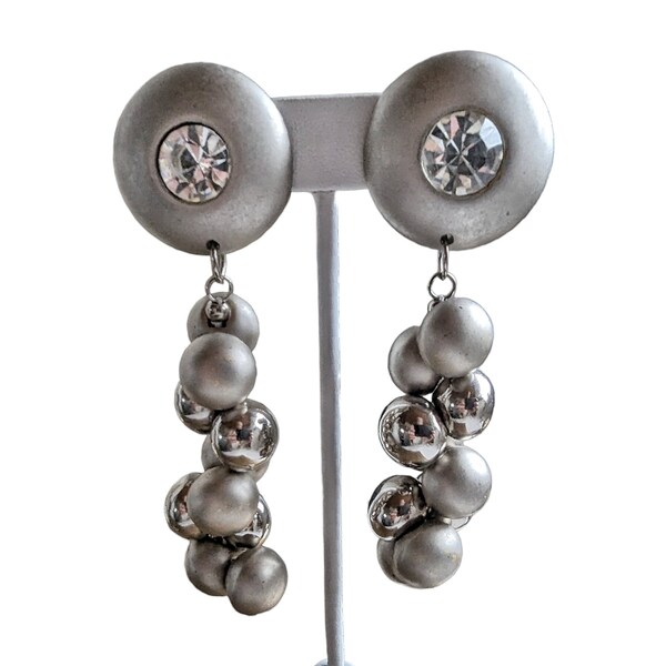 DRAMATIC Boucles d'oreilles pendantes clip-on de designer italien des années 1980 - gouttes de perles en cristal en argent mat - signées « Made in Italy »