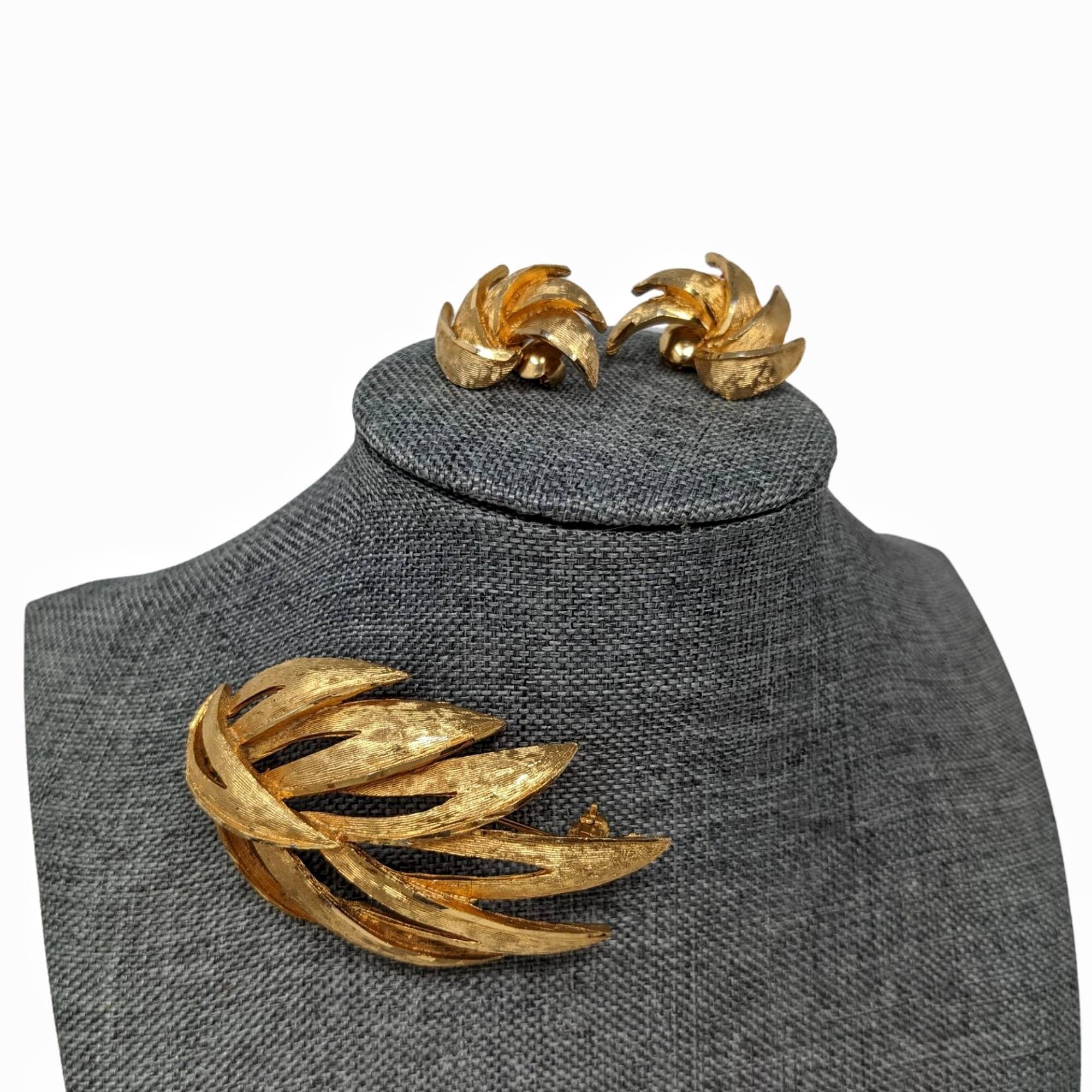 Vintage CORO PEGASUS Gold Plate Leaf Brooch Earring Set - Etsy Canada